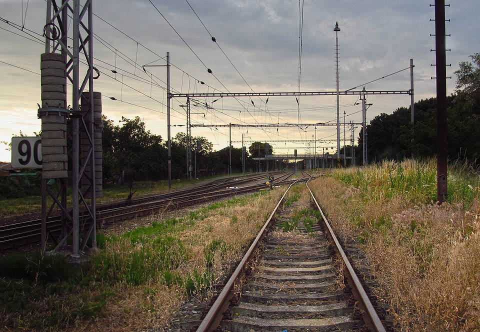 Vlečka odbočuje z jižního zhlaví stanice <a href=/Tema/Brno-Chrlice%20%28%C5%BEst%29>Brno-Chrlice</a> společně s <a href=/Tema/Vle%C4%8Dka%20Brno-Chrlice%20-%20silo>vlečkou do sila</a>.