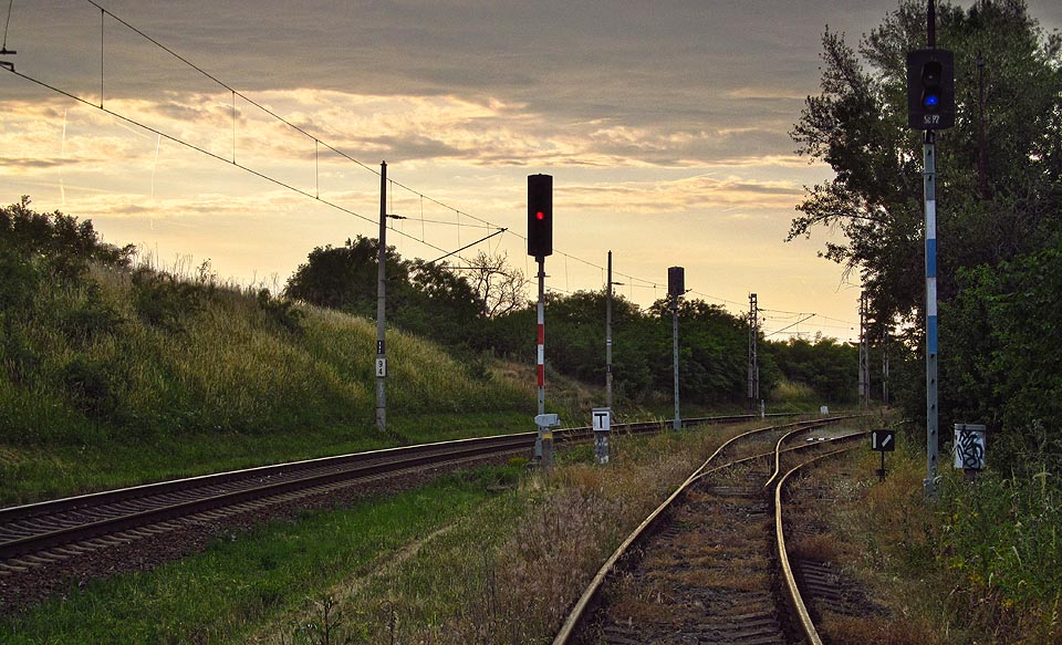 Vjezdové návěstidlo do <a href=/Tema/Brno-Chrlice%20%28%C5%BEst%29>Brna-Chrlic</a> ve směru od <a href=/Tema/Sokolnice-Telnice%20%28%C5%BEst%29>Sokolnic-Telnice</a> společně s odvratnou kolejí lemovanou dvojicí seřaďovacích návěstidel na vlečce do průmyslového areálu.