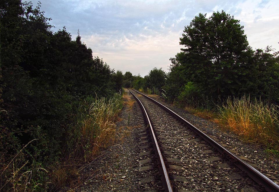 Mostek přes místní komunikaci za areálem sila v Chrlicích.