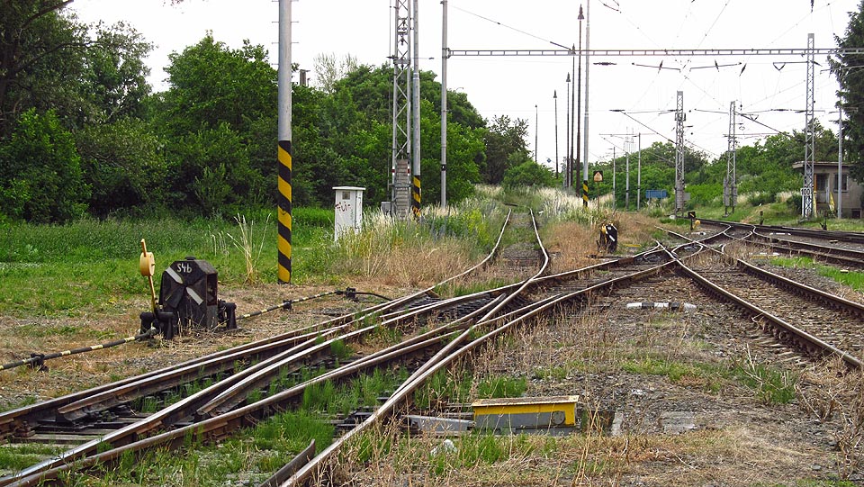 Detailní pohled na odbočení vlečky. Vpravo <a href="/Tema/Vle%C4%8Dka%20Brno-Chrlice%20-%20pr%C5%AFmyslov%C3%BD%20are%C3%A1l">vlečka do průmyslového areálu</a>, úplně vpravo trať Brno - Přerov (300).