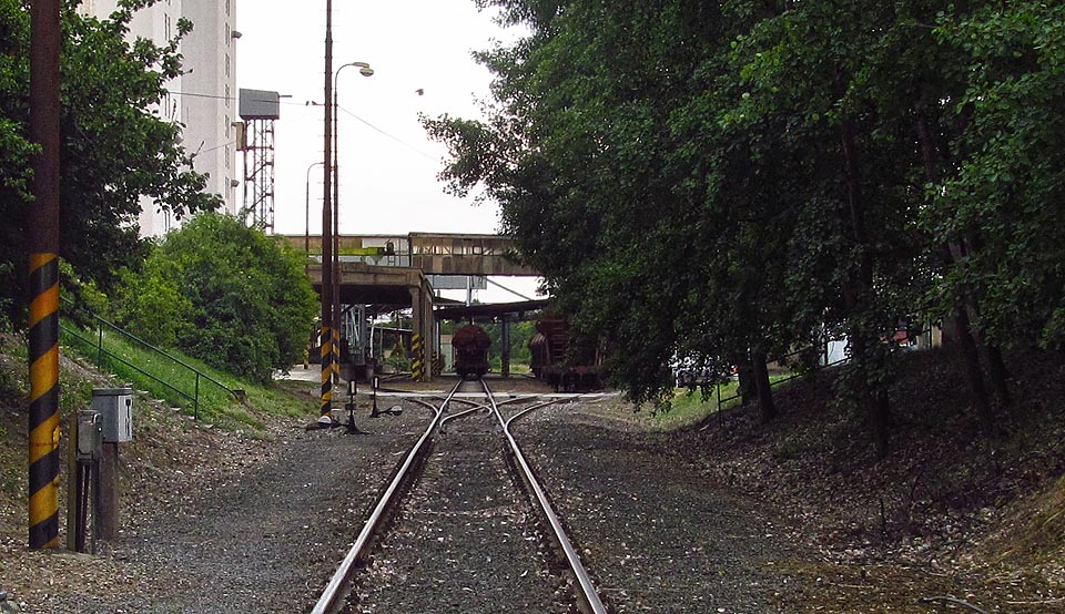Uvnitř areálu se vlečka rozplétá do trojice rovnoběžných kolejí, které prochází přístřešky pro nakládku a vykládku potravin.