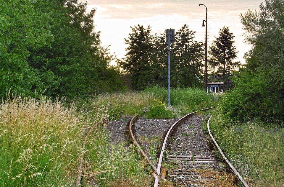 Pohled zpět od brány na stavědlo stanice Brno-Chrlice a odvratnou kolej vlečky.
