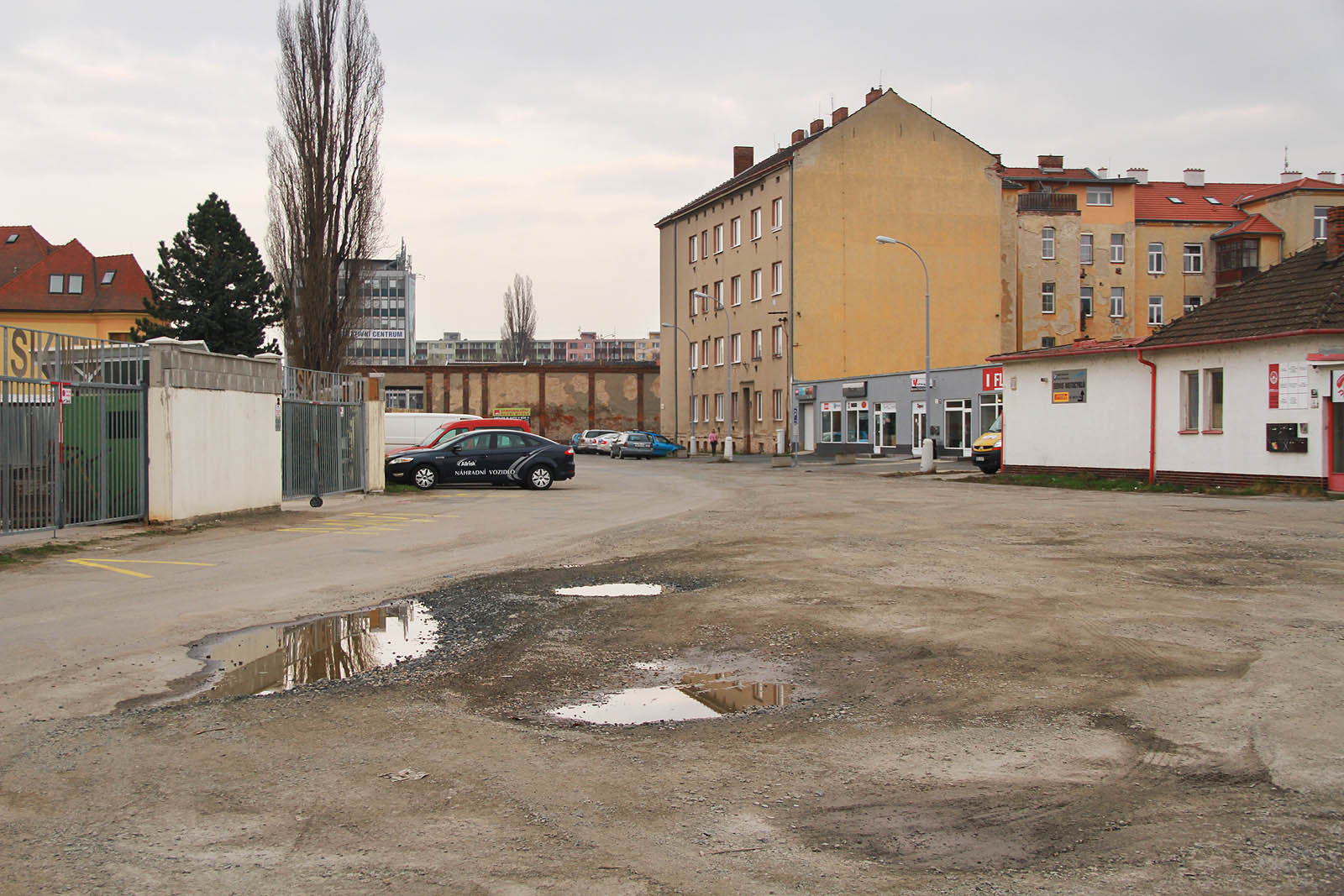 Na tomto místě se z vlečky do skladového areálu vydělovala směrem k jihu vlečka do továrny autoru zatím neznámého druhu, která křížila ulici U Vlečky.