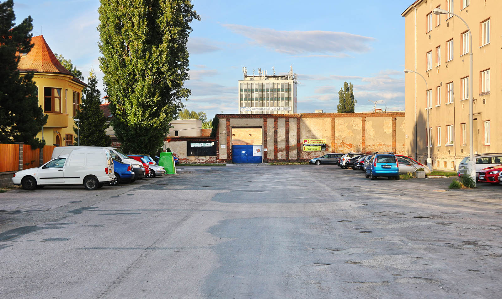 Pohled do ulice U Vlečky od západu k východu. Na jejím konci je dobře vidět brána, kterou procházela vlečková kolej do areálu.