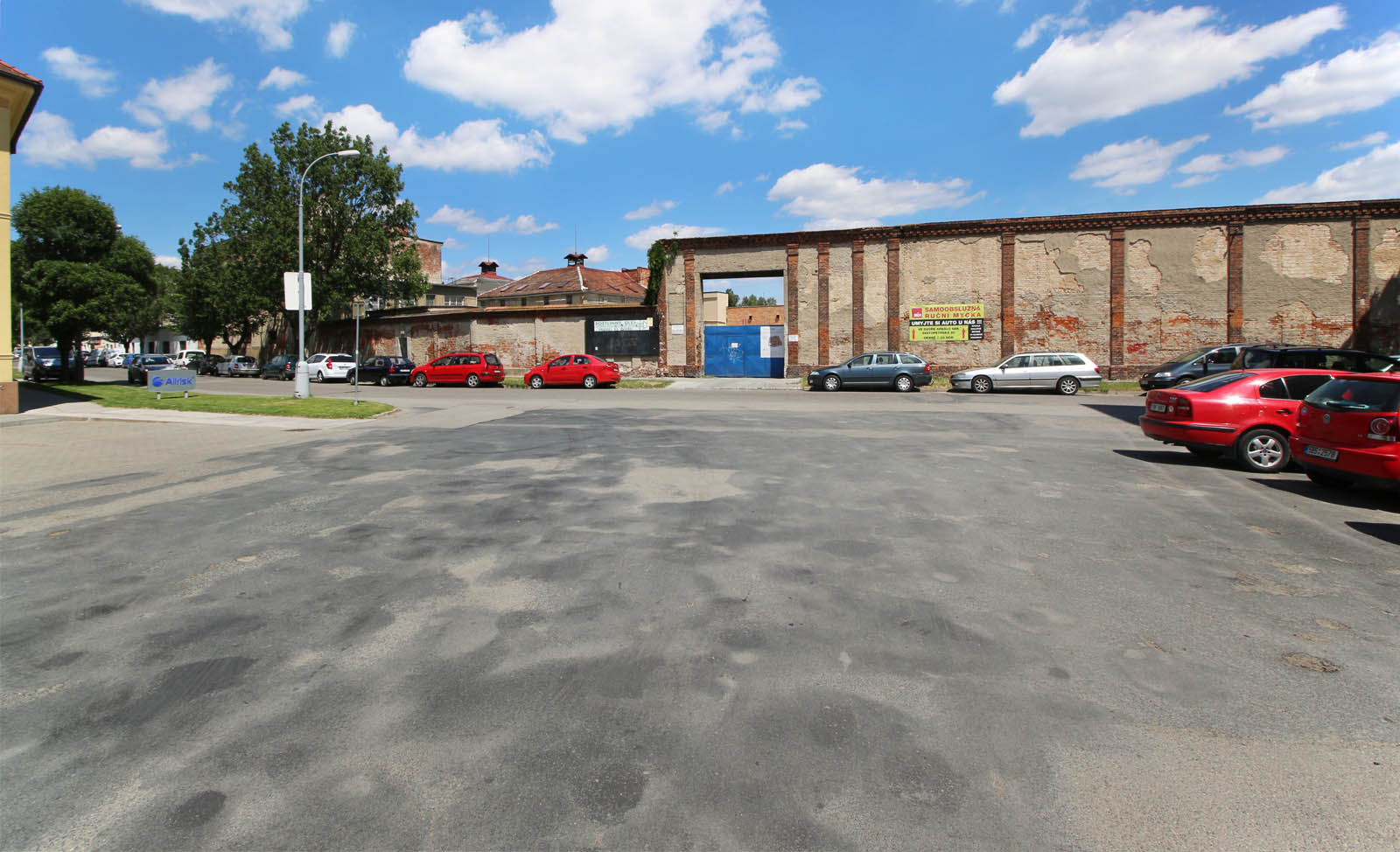 Tak vypadá místo křížení vlečky s někdejší Zuischovou ulicí (dnes Komárovská) v roe 2017. Asfaltiště využívají běžně k parkování desítky osobních i nákladních aut.