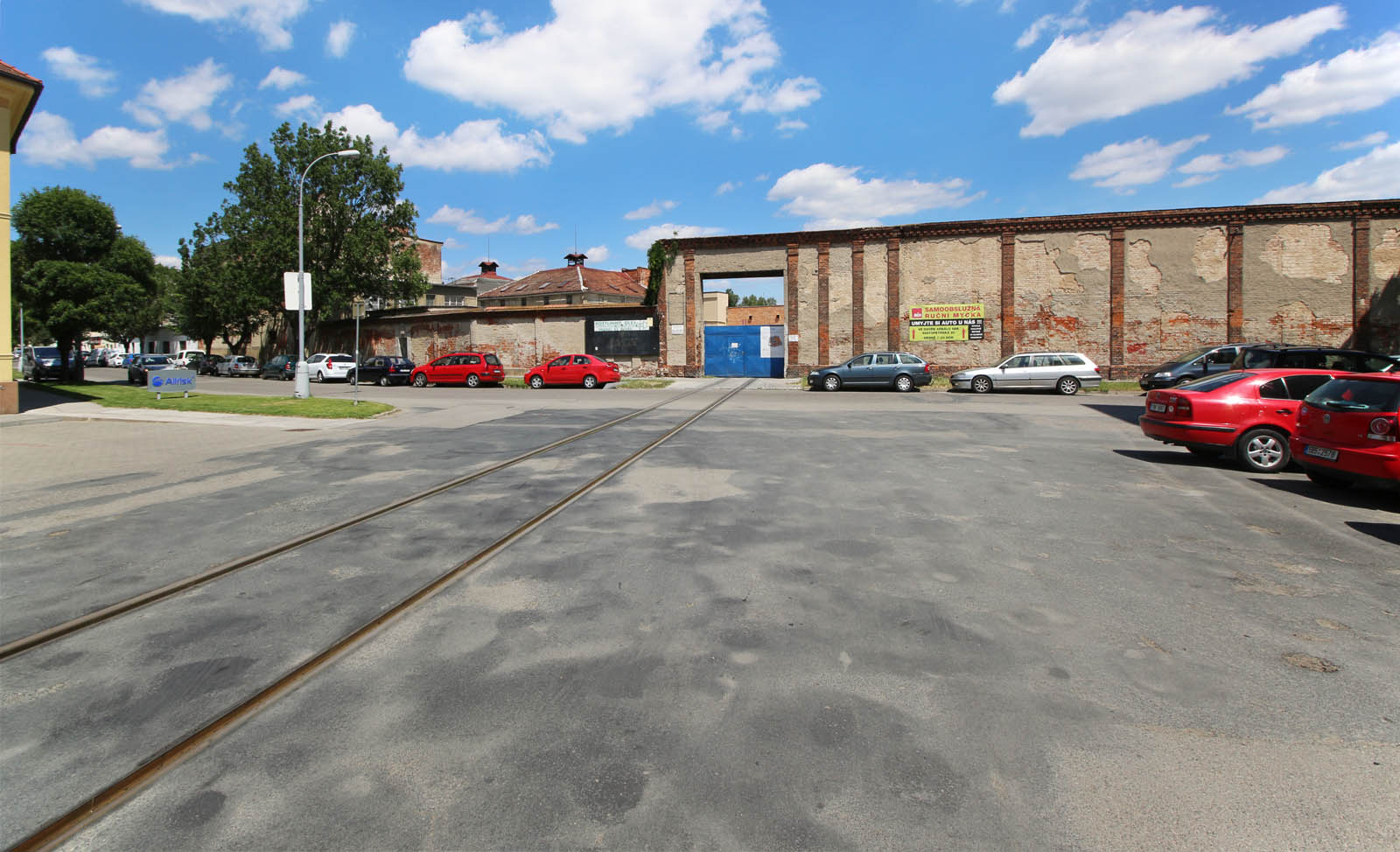 Tak vypadá umělecká představa téhož místa, pokud by vlečka byla zachována v původní trase jako kolej se žlábkovými kolejnicemi, podobná tramvajové.