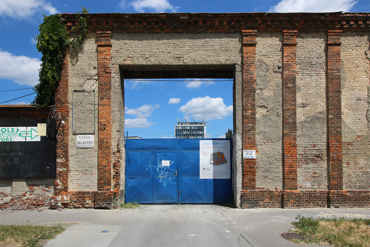 Podobně jako na vlečce do <a href=/Tema/Vle%C4%8Dka%20Kr%C3%A1lovo%20Pole%20-%20vojensk%C3%A9%20sklady>Montursdepa</a>, přesné rozměry brány udeří do oka každého železničního archeologa.