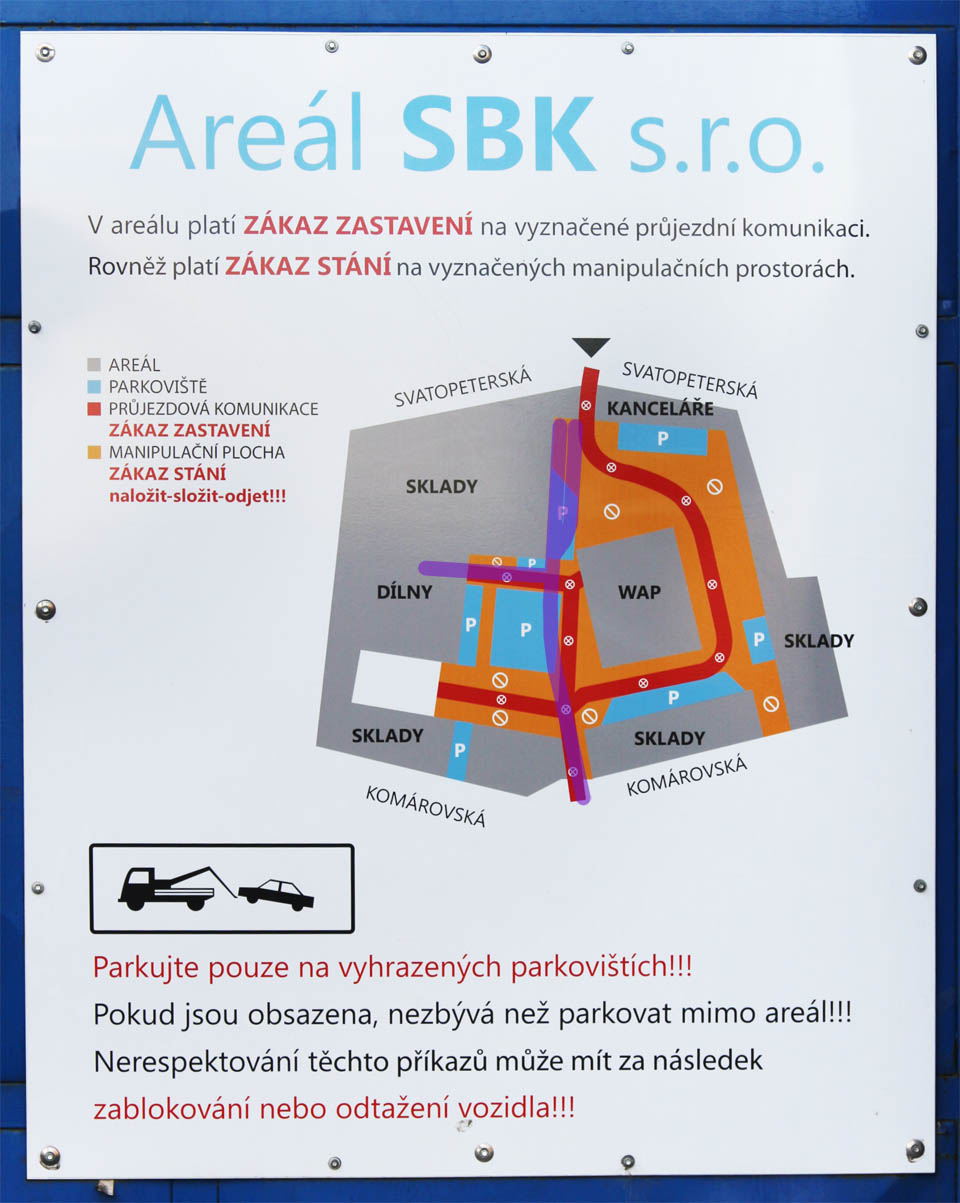 Na vratech je umístěn plán areálu společnosti BSK, která sklady vlastní. Fialově jsme si dovolili dokreslit do schématu trasu vlečky včetně jedné výhybky a jedné točny.