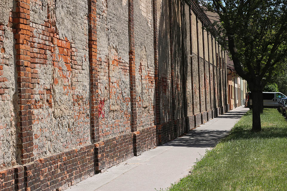 Nezbývá než obejít areál, obehnaný překrásnou starobylou zdí. S jedním z mála kousků starého Komárova, který se dočkal dneška počítá i přestavba areálu od ateliéru Dobrý dům, který za zeď umístil nové komárovské centrum.