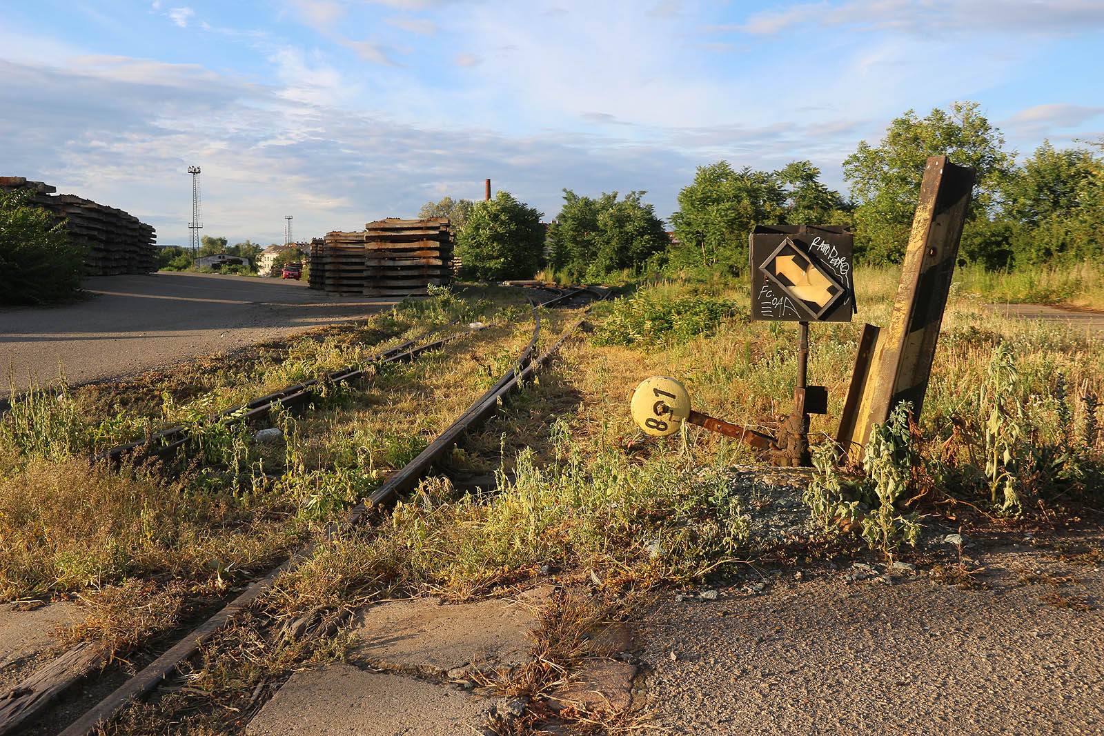 Snad jen černokněžník Zababa ví, proč je na výhybce č. 47 naspejováno číslo 81 a ještě napůl vzhůru nohama. Tady se od vytrhání vlečky nezměnilo snad vůbec nic a od roku 1900 jen málo…