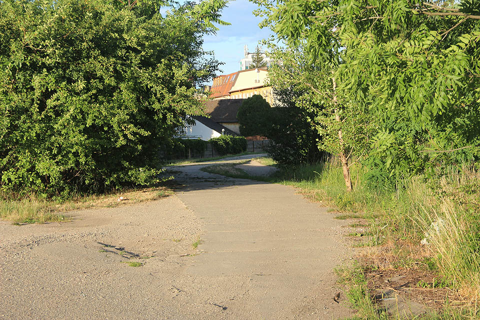 Touto zelenou branou kdysi vlečka opouštěla prostor <a href=/Tema/Brno%20doln%C3%AD%20n%C3%A1dra%C5%BE%C3%AD%20(%C5%BEst)>dolního nádraží</a>.