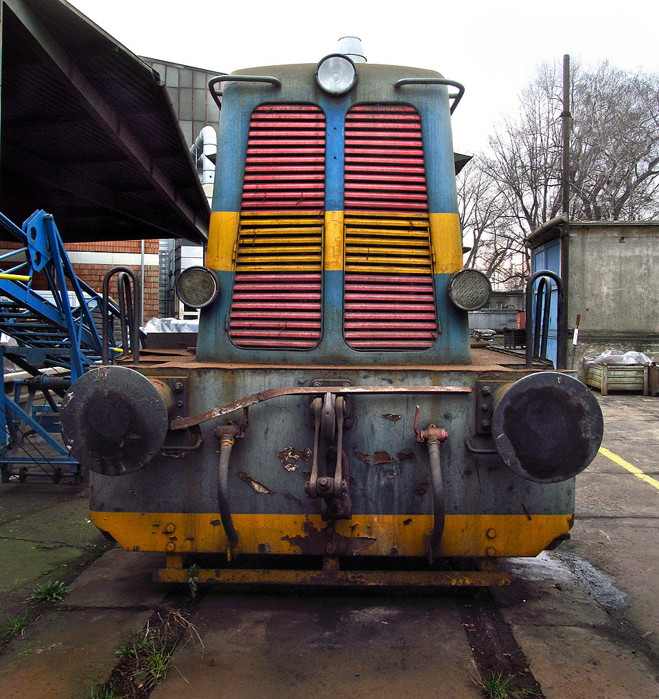 Za bránou na jižní větvi vlečky stojí hrozivě vypadající prasátko.
