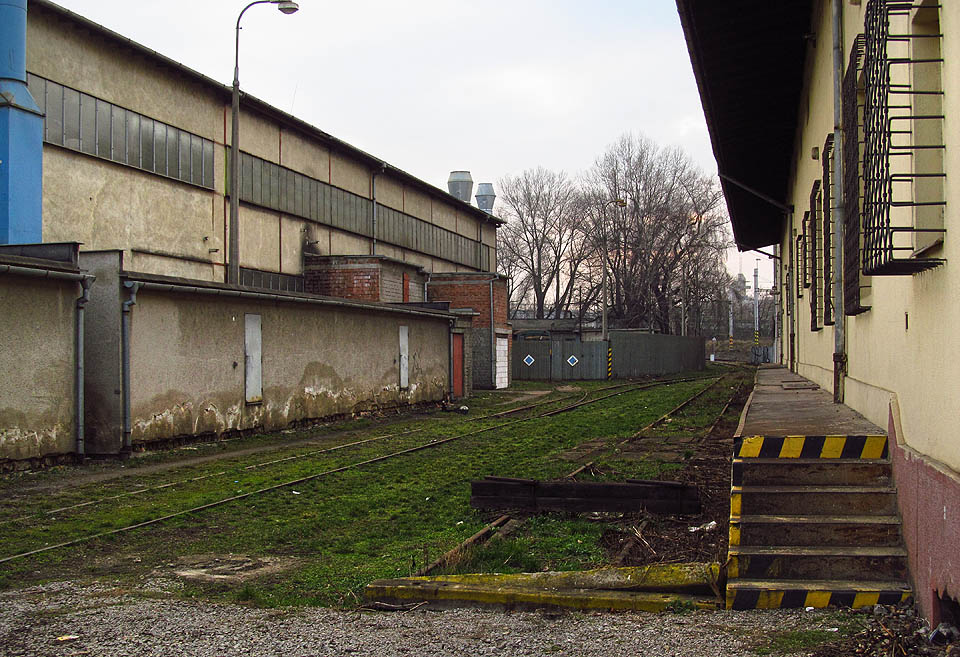 Pohled od severovýchodu na výhybku E2 a bránu na jižní větvi vlečky.