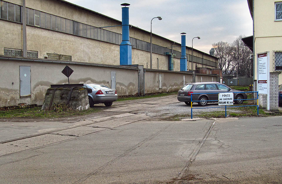 Výhybka E3 byla v roce 2013 již minulostí a na jejím místě dlelo parkoviště. Vlečka se zde dále větvila a vedla na severovýchod přes patrně nejméně známý brněnský přejezd (ulice Vodařská) do dvojice vrat (v současnosti prodejna hutního materiálu).