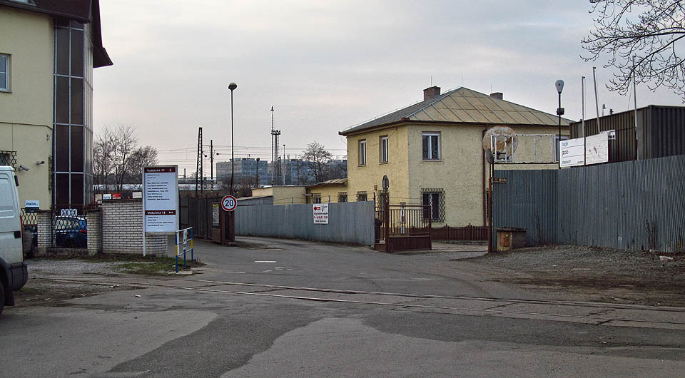 Pravděpodobně nejméně známý železniční přejezd v Brně je dokonale ukryt na konci Vodařské ulice.