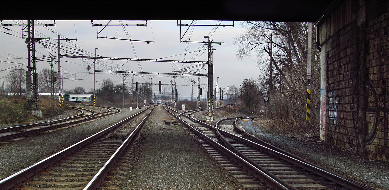 Výhybka č. 4 stanice <a href=Brno%20doln%C3%AD%20n%C3%A1dra%C5%BE%C3%AD%20%28%C5%BEst%29>Brno dolní nádraží</a> pod nadjezdem souběžných tratí do <a href=/Tema/Brno-Slatina%20%28%C5%BEst%29>Brna-Slatiny</a> a <a href=Brno-Chrlice%20%28%C5%BEst%29>Brna-Chrlic</a> leží ještě na celostátní dráze.