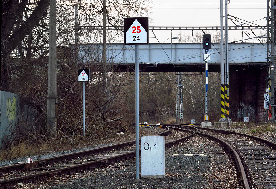 Pohled na výhybku č. 8 směrem zpět ke stanici. Vlevo je vidět výkolejka EVk1 na vlečce, dvojice výkolejek na celostátní dráze Vk2 a <a href="Vlečka Brno dolní nádraží - šrotiště">vlečce na šrotiště</a> KVk1 a sdružené návěstidlo Se5.