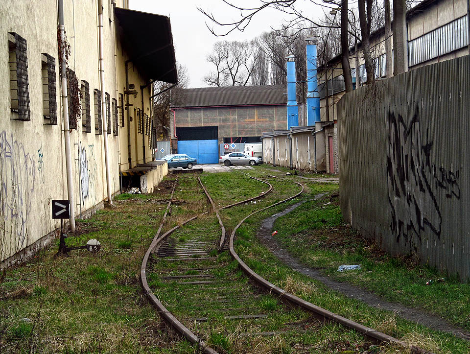 Úsek vlečky ve stísněné ulici mezi jednotlivými objekty slévárny (Feramo metallum international) s výhybkami E1 (vlevo) a E2 je nejmalebnější.