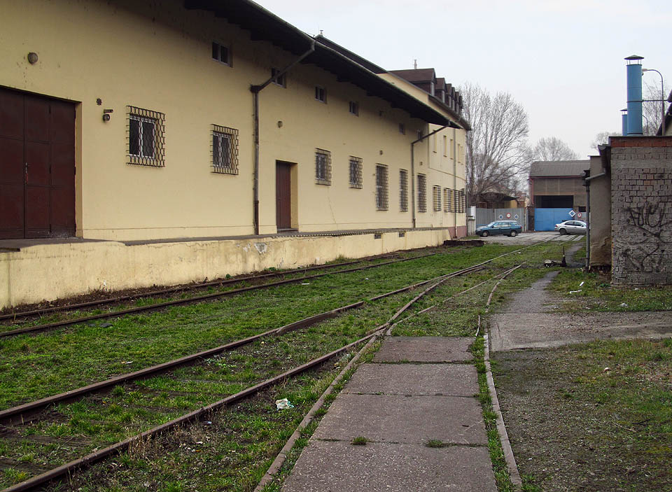 Z výhybky E2 vychází jediná kolej, která se stáčí k jihu za bránu. Tento úsek vlečky je poslední provozní.