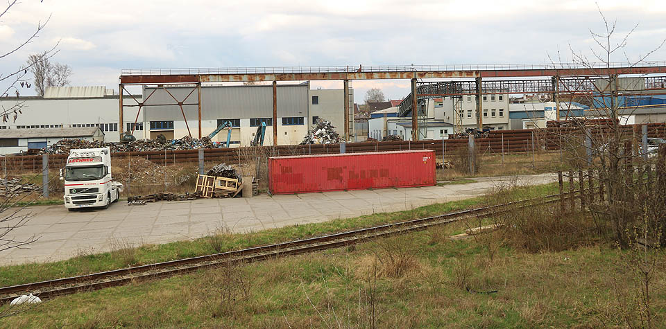 Levá kolej prochází průmyslovým areálem a běžnému smrtelníku mizí z očí. Setkat se s ní lze znovu až o čtvrt kilometru dál na zrušeném přejezdu přes Železnou ulici.