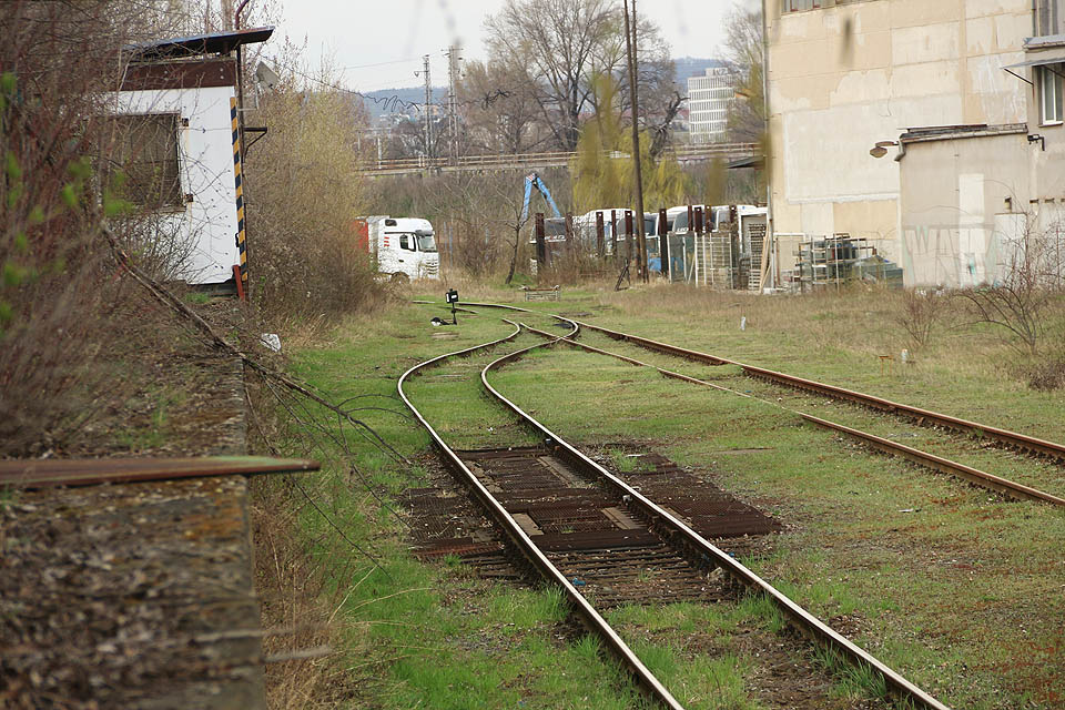 Pravá větev zatím ústí do skromného předávacího kolejiště. Kdysi tu bývalo víc kolejí (nejméně tři) a taky poněkud rušněji. Dnes je to hezké místo na odpolední piknik v přírodě a klidu.