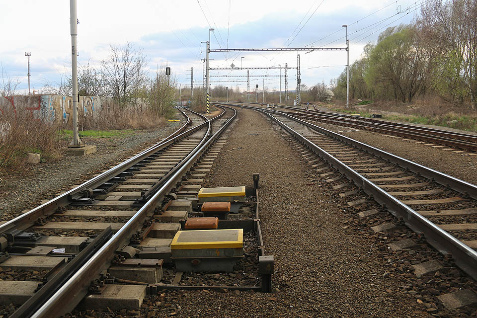 Vlečka odbočuje ze spojovací koleje č. 2 výhybkou č. 3 (vlečková kolej zcela vlevo, pohled směr <a href="/Tema/Brno-Horní Heršpice (žst)">Brno-Horní Heršpice</a>.
