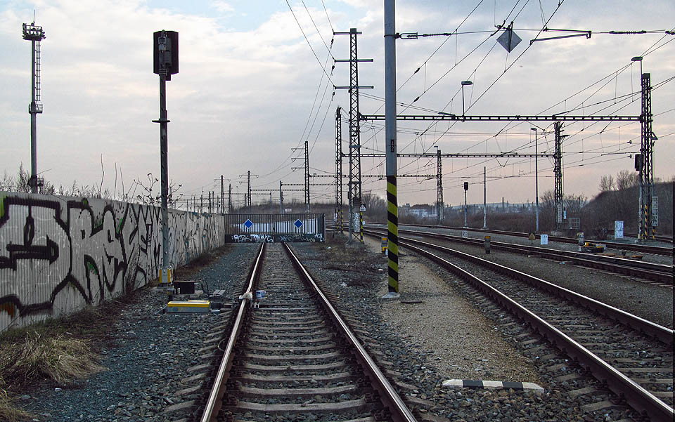 Tak vypadal začátek vlečky s výkolejkou KVk1 v roce 2014, jen pár let po dokončení nového průtahu z dolního nádraží do Heršpic.
