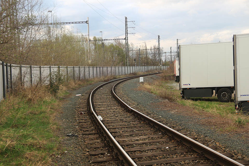 Opodál parkují řidiči kamionů. Místo na záchod není třeba dlouho hledat, je to tu skoro jako ve volné přírodě a okolo projíždí (zatím) pouze nákladní vlaky.