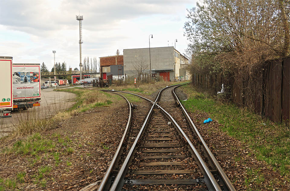 Ústřední bod vlečky. Doleva odbočuje kolej, která se původně větvila na nejméně šest dalších kusých kolejí, vpravo podél hranice areálu kolej k malému (dříve trojkolejnému) předávacímu kolejišti vlečky.