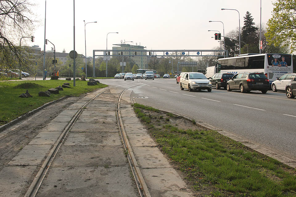 Šikmo přes křižovatku ulic Heršpické, Opuštěné a Poříčí se vlečka dostává do středu jízdní dráhy.