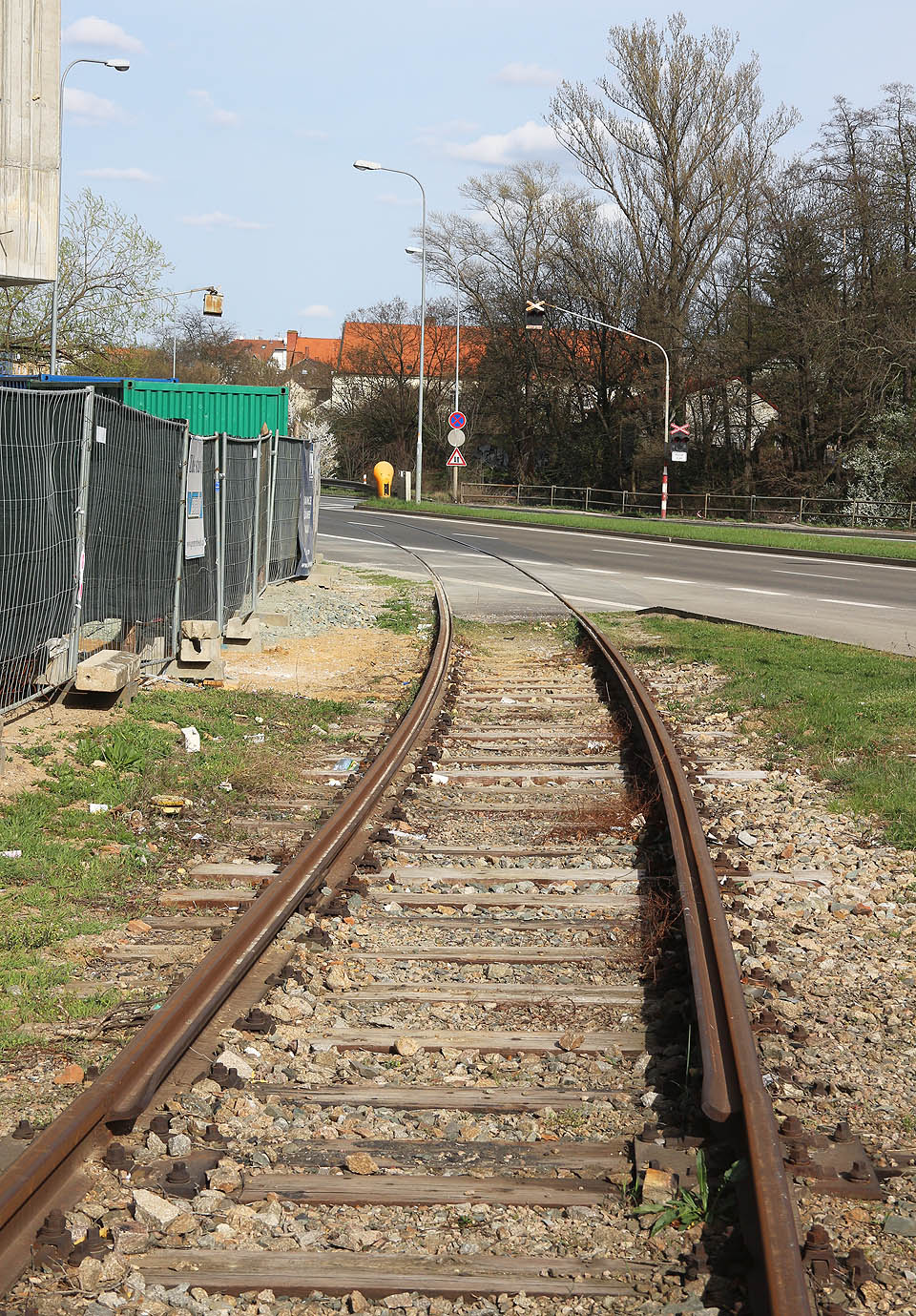 Kdysi to byly nivní louky daleko za městem, kudy projížděly vlaky k výstavišti, dnes se stavby přibližují ke koleji vlečky blíž a blíž.
