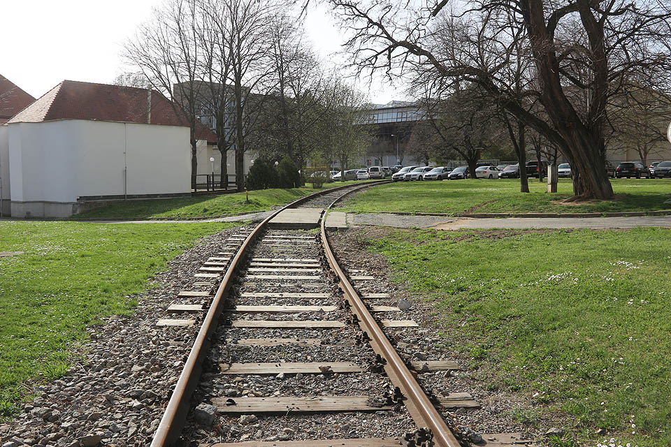 Svojí romantickou trasou skrze úhledně posekané trávníky se vlečka trošku podobá <a href="/Tema/Vlečka Svitavská pobřežní dráha - Mosilana">jiné brněnské vlečce do bývalé Mosilany</a>.