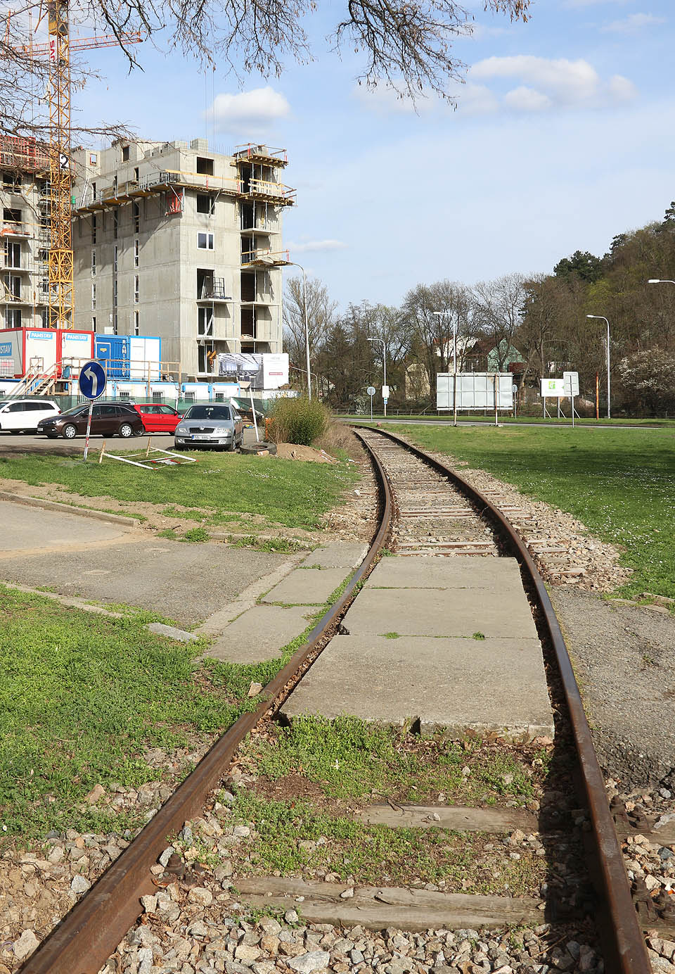 Kdo by nechtěl žít v domě s takovým výhledem. Zdá se, že postupem času okolo vlečky vyroste nová ulice.