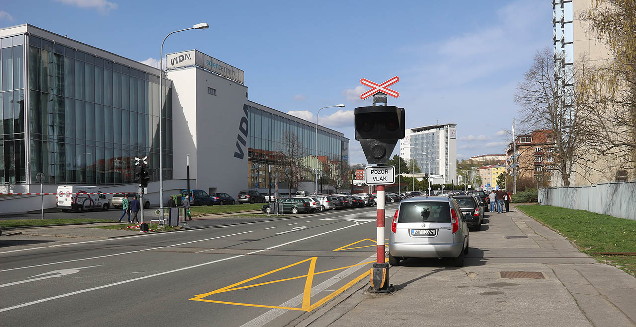 Automatické přejezdové zabezpečovací bez závor zařízení typu VÚD patřilo kdysi ke standardní výbavě železničních vleček v Československu. Dnes už jde spíš o historickou raritu.