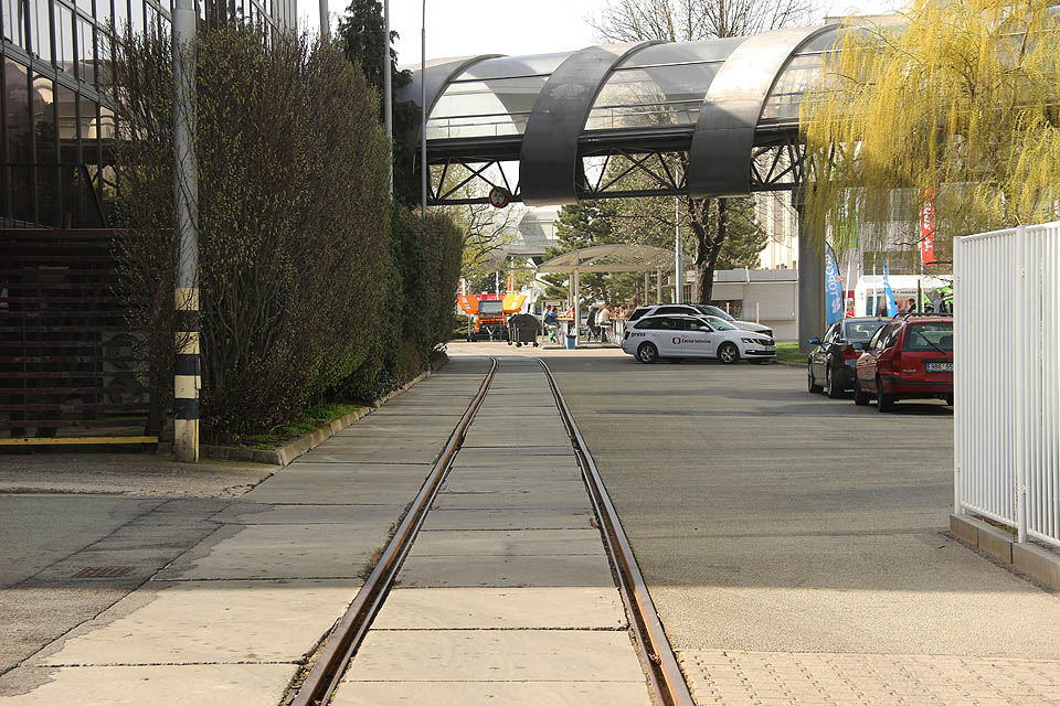 Za branou pokračuje vlečka podél severní stěny pavilonu B a pod spojovacím můstkem dále do středu výstaviště.