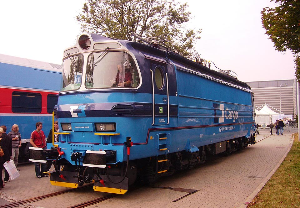 Po vlečce se na výstavišti dostanou i elektrické lokomotivy, ovšem za předpokladu, že je tam odtáhne vozidlo se spalovacím motorem. Tradicí byl po několik let „Vlak plný úsměvů“ vedený dvoupatrovou jednotkou řady 471 a tažený motorovou lokomotivou.