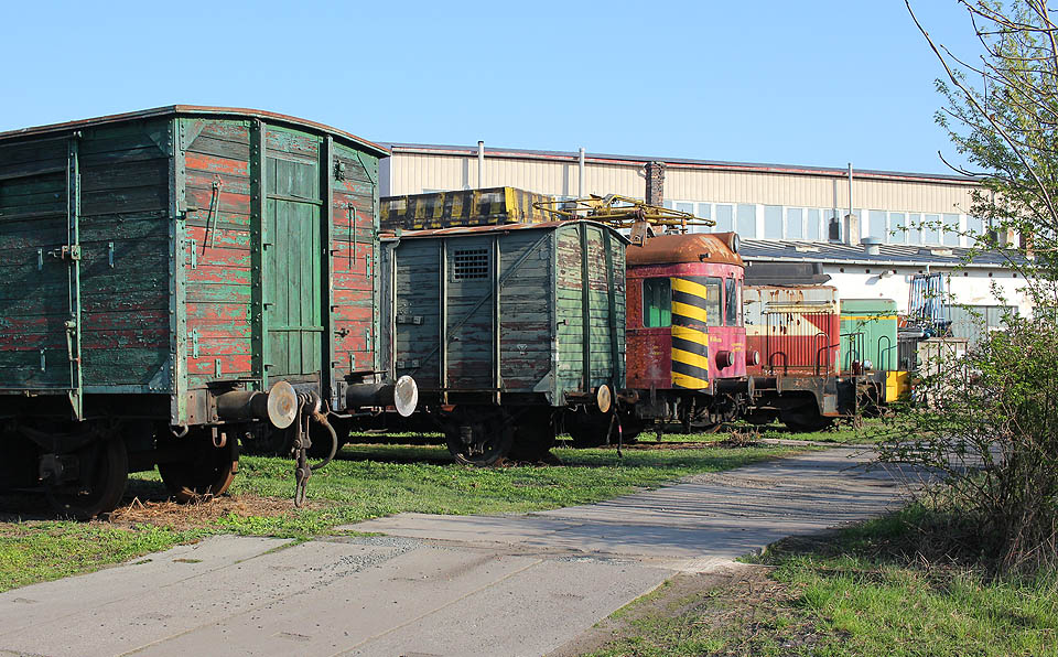 Na některých kolejích podél vlečky v areálu depa jsou odstavena nejrozličnější vozidla Klubu přátel kolejových vozidel Brno.