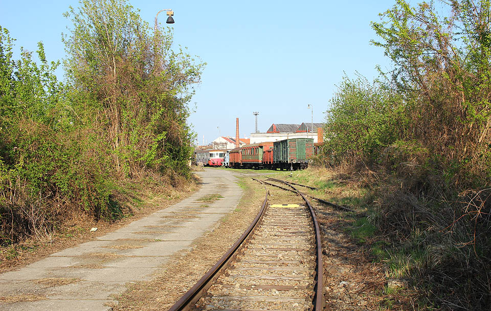 Samotná vlečka je nicméně dobře průjezdná až k bráně. V těchto místech probíhal po dvě staletí čilý ruch železničního depa, skladišť a dílen, opodál stálo několik protileteckých krytů pro zaměstnance nádraží.