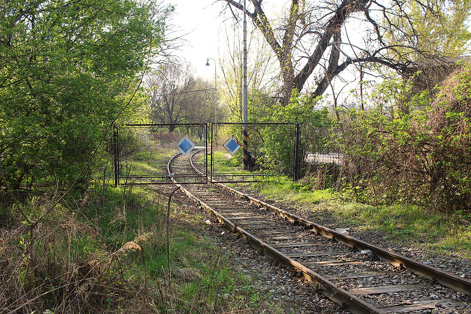 Brána ze zababovského království na normální svět. Tudy vlečka opouští areál depa.