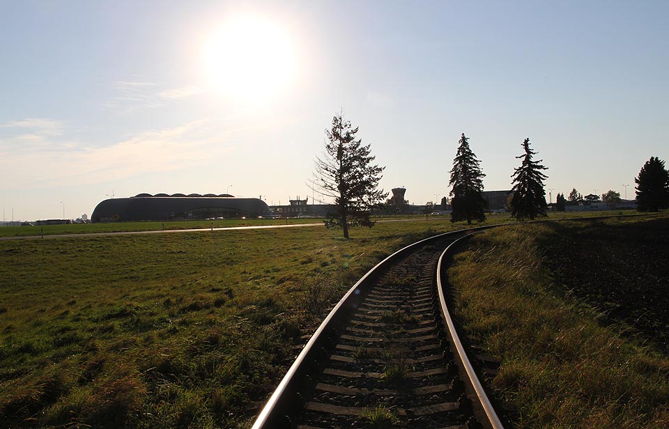 Slunce nad brněnským letištěm, jak jej lze pozorovat z železniční vlečky.