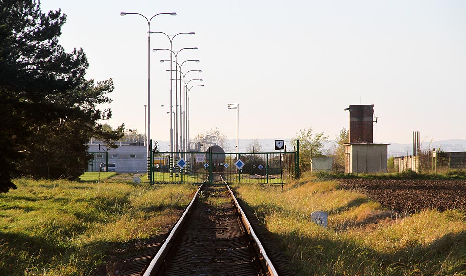 Za posledním 600 m dlouhým přímým úsekem vchází vlečka do areálu letiště.