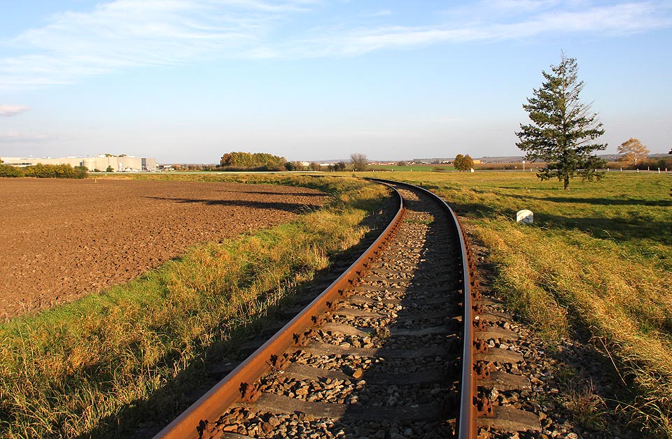 Úsek vlečky přes pláň před brněnským letištěm.