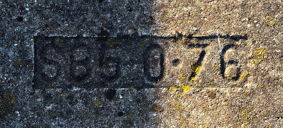 Letopočet na betonových pražcích svědčí o datu rekonstrukce vlečky k novému brněnskému letišti: psal se rok 1976.