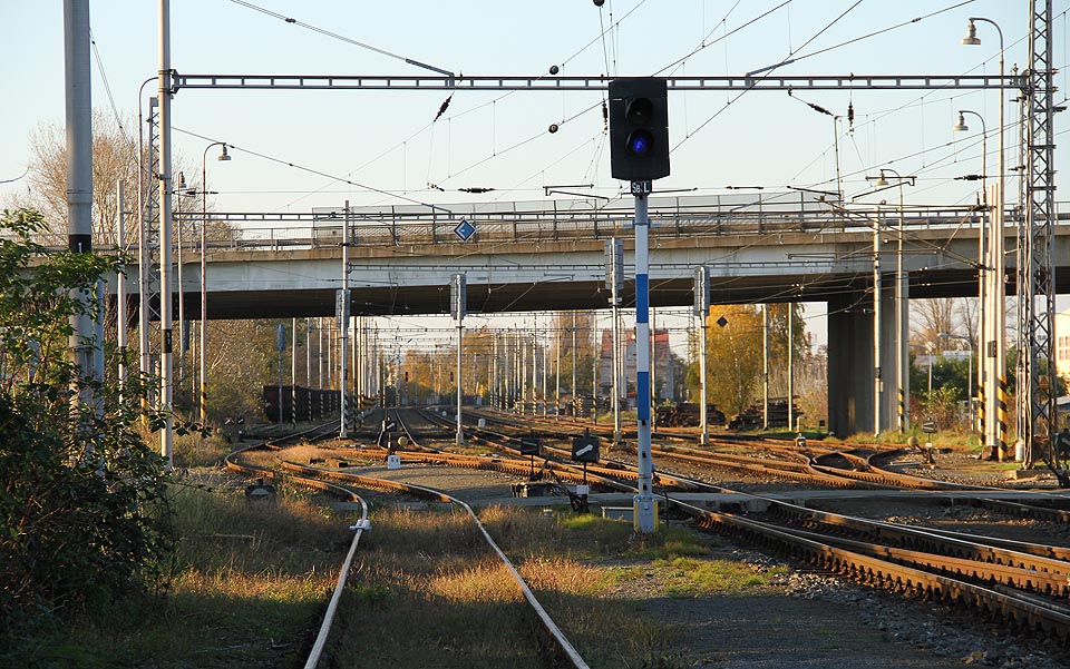 Seřaďovací návěstidlo SeL před výkolejkou LVk1 kryje vjezd do stanice.