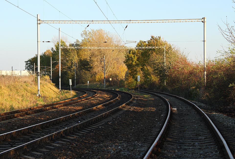 Pohled k jihovýchodu na místo, kde se vlečka odděluj od trati Brno - Veselí nad Moravou.