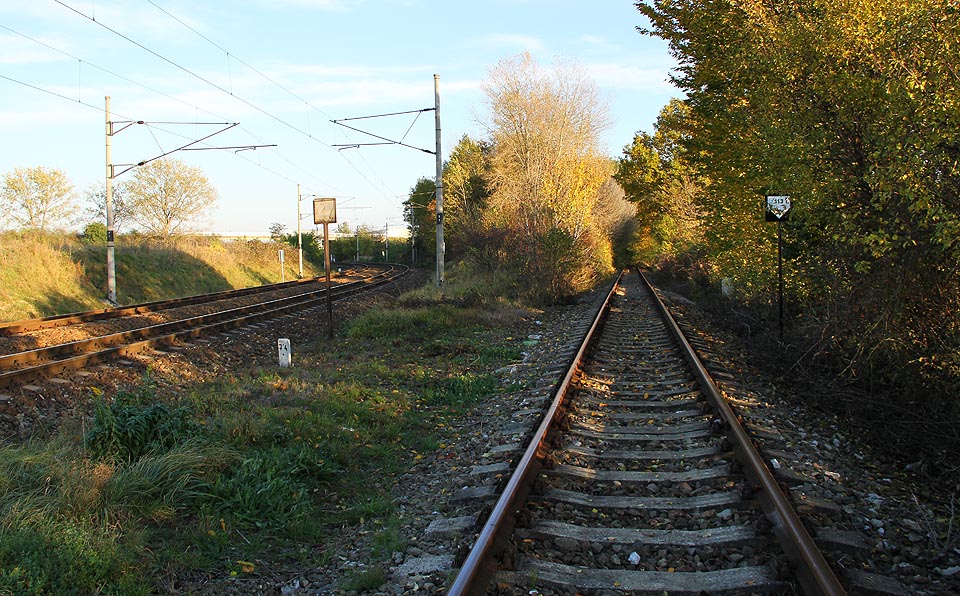 Místo oddělení vlečky na brněnské letiště od celostátní dráhy Brno - Veselí nad Moravou.