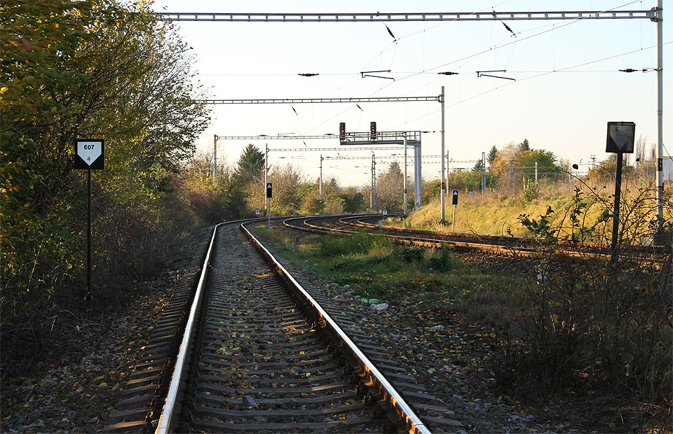 Pohled zpátky na vjezdová návěstidla stanice <a href=/Tema/Brno-Slatina%20(žst)>Brno-Slatina</a>.