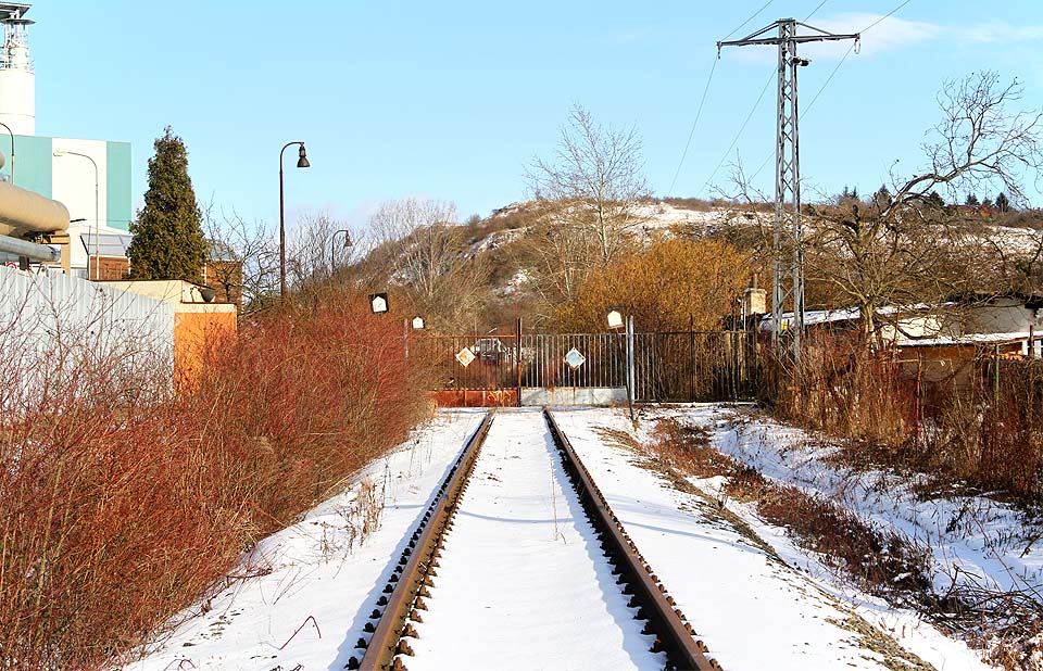 Za plechovými vraty vlečka pokračuje přímě ve směru k temeni <a href=/Tema/Str%C3%A1nsk%C3%A1%20sk%C3%A1la>Stránské skály</a>.