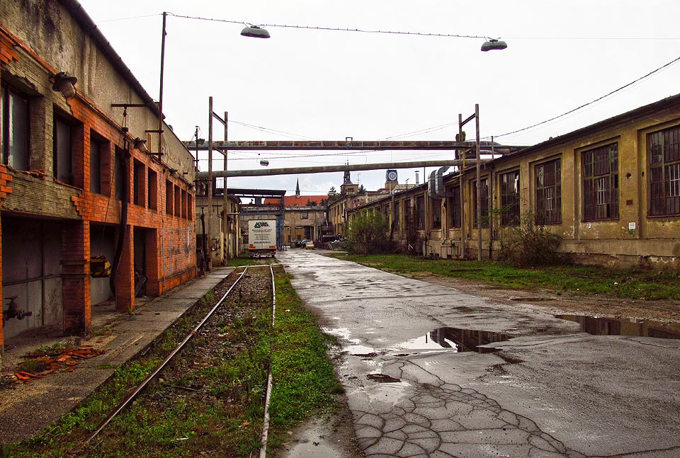 Za nejjižnější kusou kolejí vlečky již vykukují věžičky židenického kláštera na Zábrdovické ulici.