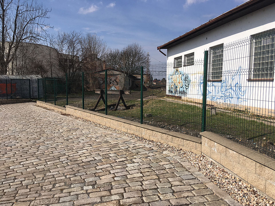 Pohled na zarážedlo z ulice Krále Jiřího - nová dlažba ze starého kamene se nachází na místě, kudy vlečka překračovala ulici.